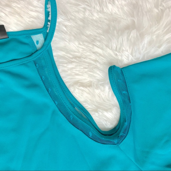 Cold shoulder flowy Worthington top - Picture 3 of 6